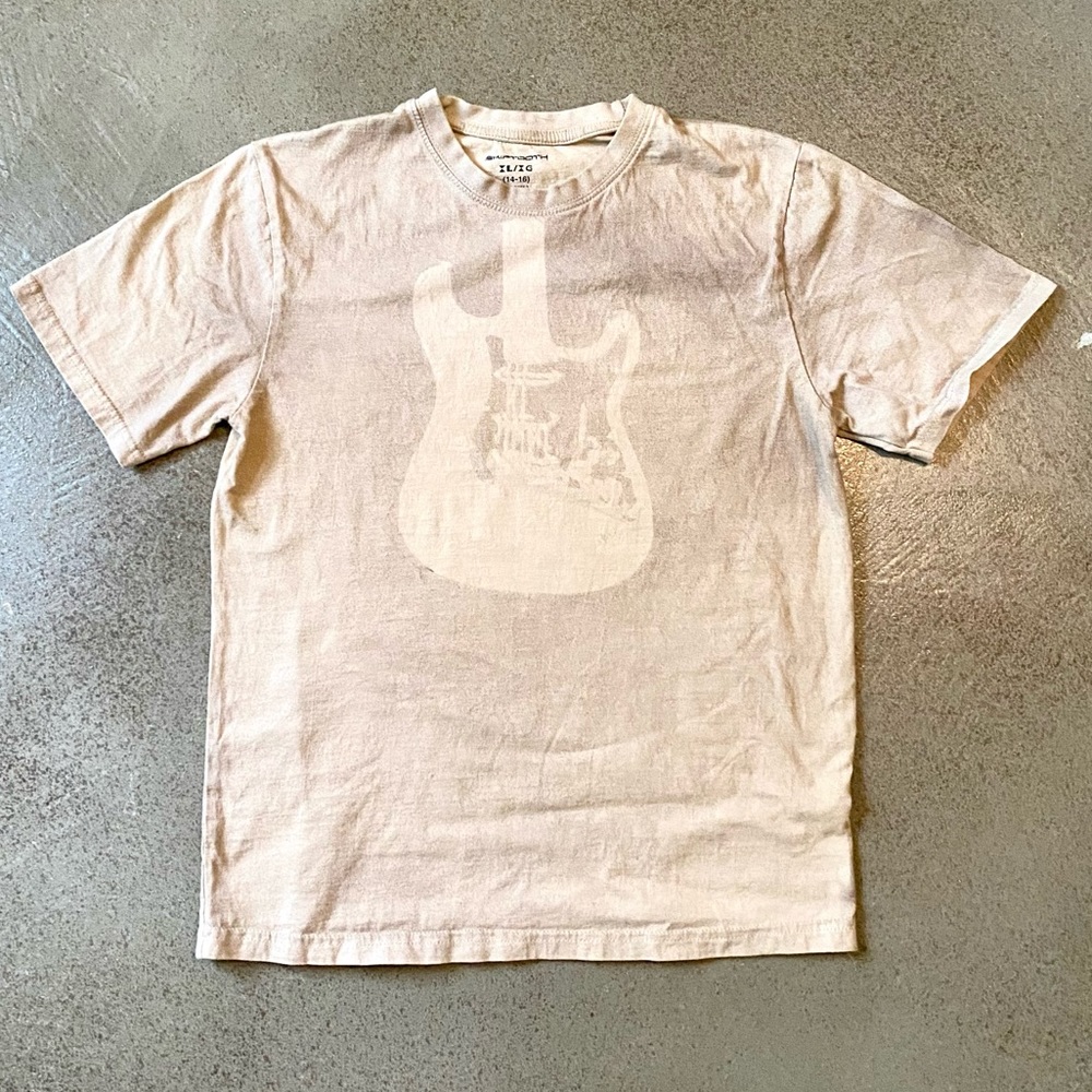Skiptooth Guitar Graphic Tee. Boys XL, 14/16.